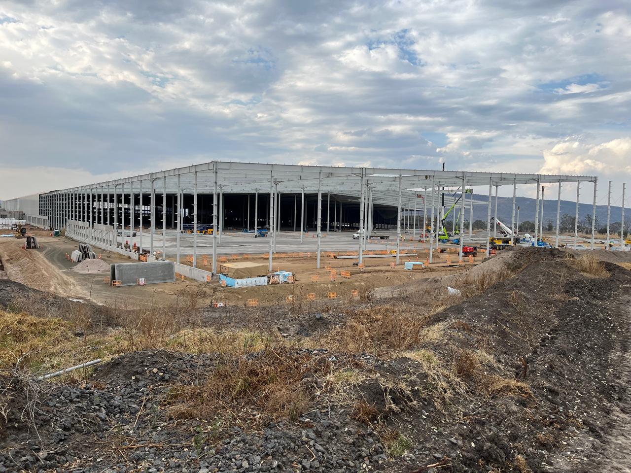 Nave industrial en montaje de estructura metálica, obra de Construcciones Roma