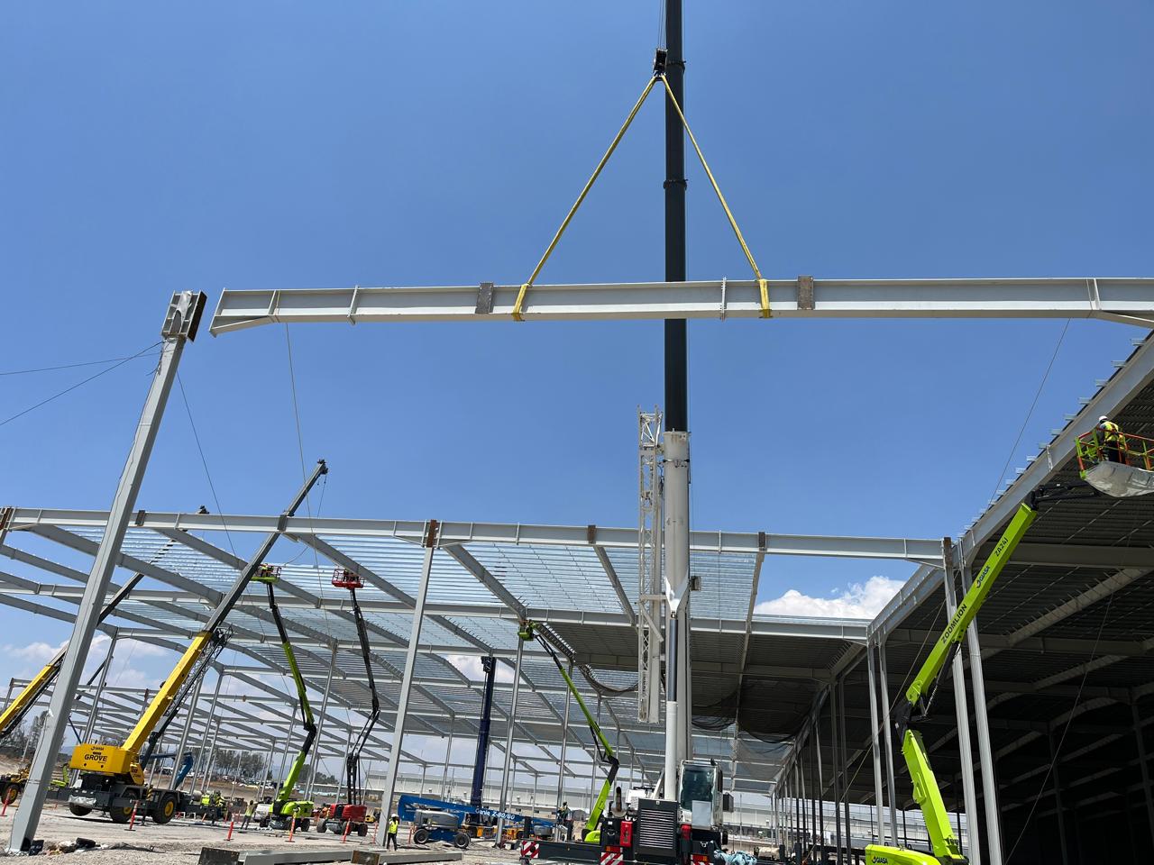 Montaje de estructura metálica con múltiples grúas en sitio