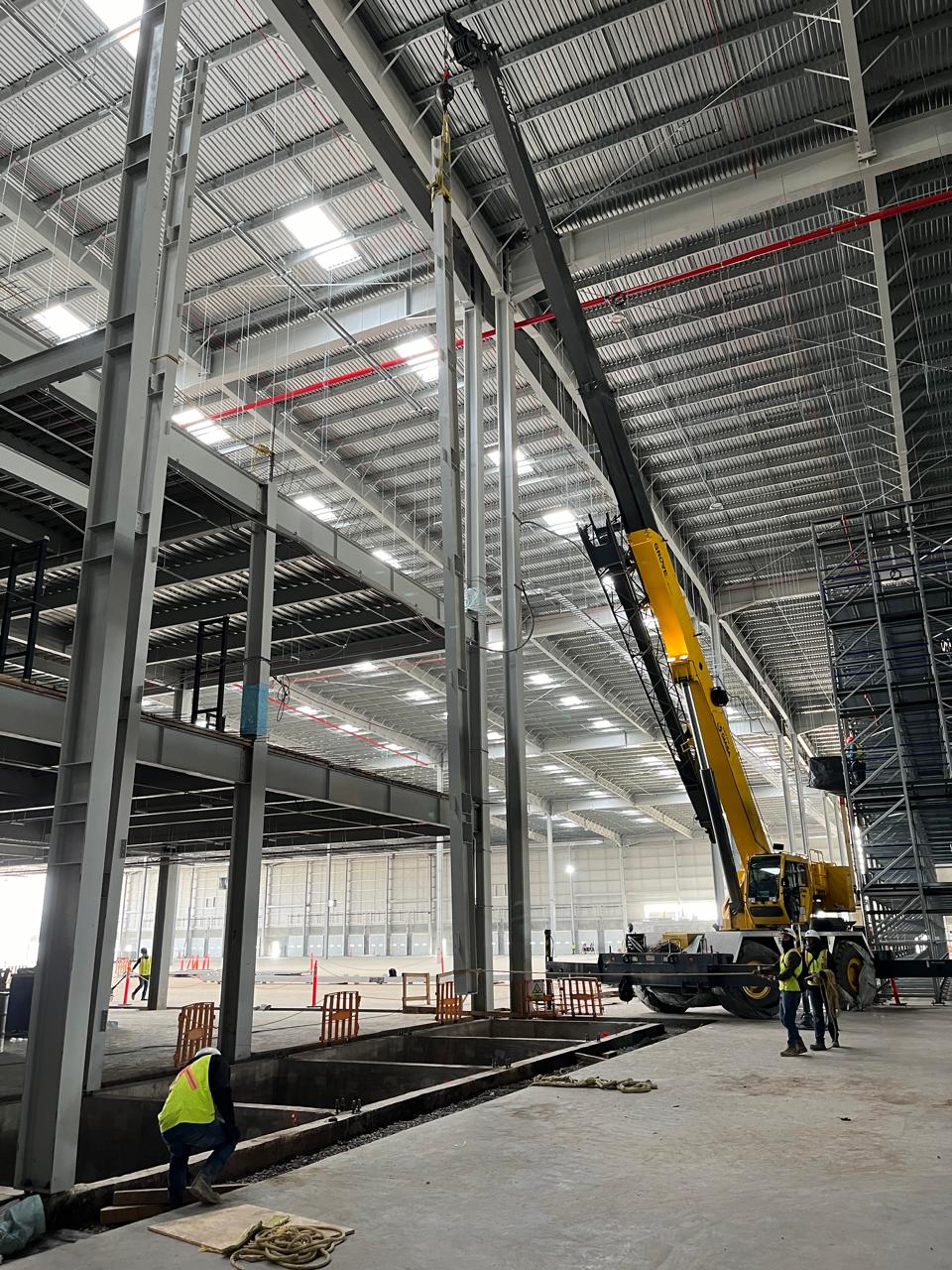 Interior de nave industrial con estructura de acero terminada